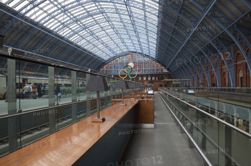 England, London, St Pancras railway station on Euston Road champagne bar and concourse. 
Photo : Stephen Rafferty