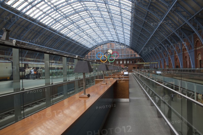 England, London, St Pancras railway station on Euston Road champagne bar and concourse. 
Photo : Stephen Rafferty