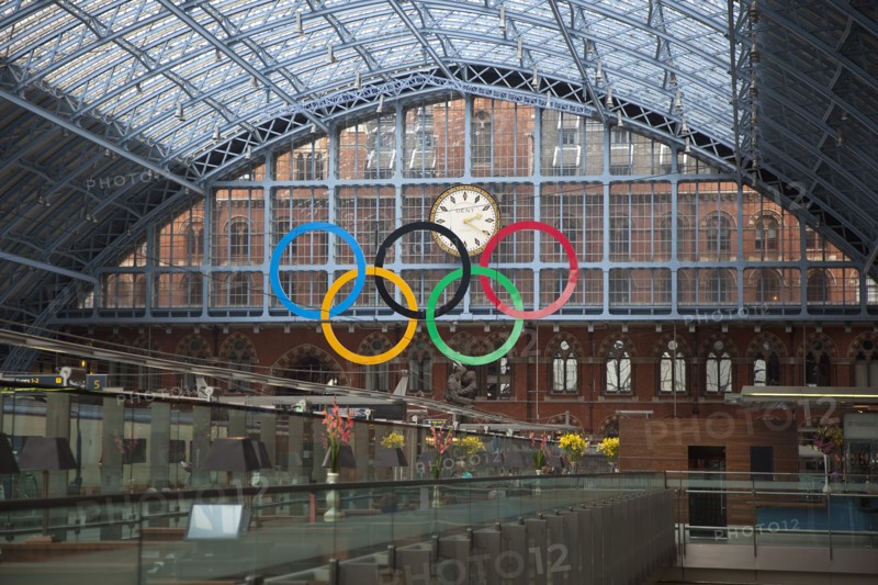 England, London, St Pancras railway station on Euston Road. View from champaigne bar along concourse towards the 2012 Olympic Games hanging sculpture and clock. 
Photo : Stephen Rafferty