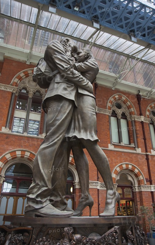 England, London, St Pancras railway station on Euston Road The Meeting Place statue by Paul Day. 
Photo : Stephen Rafferty