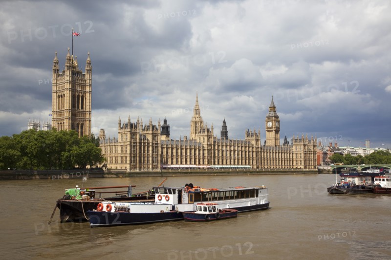 England, London, View across the river Thames from the Albert Embankment toward the Houses of Parliament. 
Photo : Stephen Rafferty