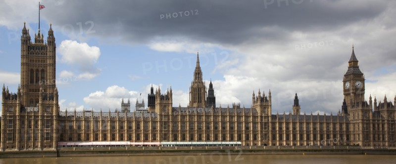 England, London, View across the river Thames from the Albert Embankment toward the Houses of Parliament. Dramatic clouds. 
Photo : Stephen Rafferty