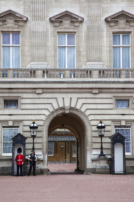 England, London, Westminster Buckingham Palace exterior with both Queens Guard and Metropolitan Police armed officers. 
Photo : Stephen Rafferty