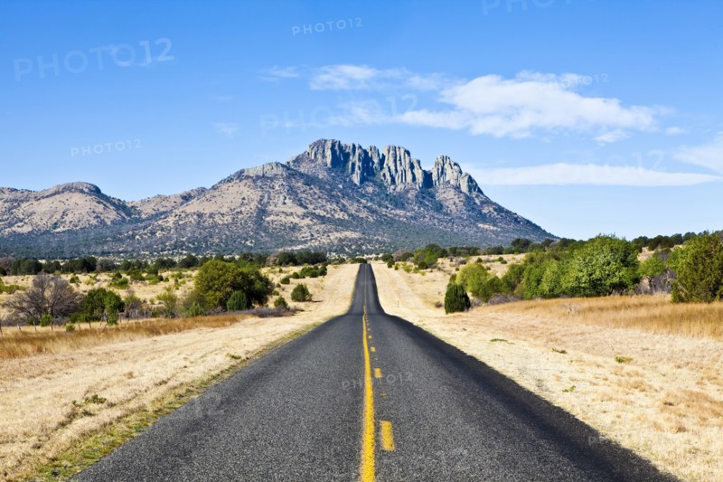 USA, Texas, Fort Davis, Country road toward mountain. 
Photo : Richard Rickard