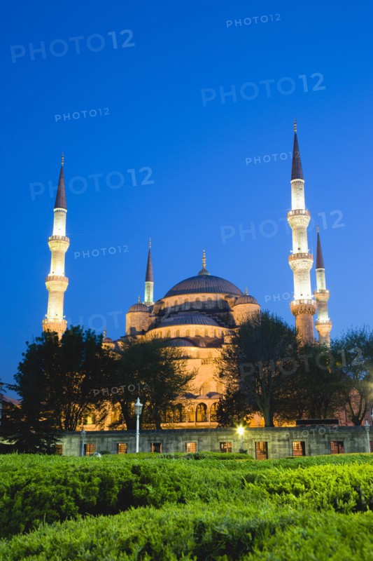 Turkey, Istanbul, Sultanahmet Camii The Blue Mosque domes and minarets at sunset with son et lumiere light show. 
Photo : Paul Seheult