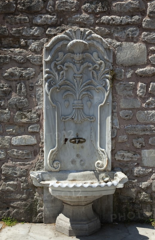 Turkey, Istanbul, Sultanahmet drinking water fountain at the entrance to Topkapi Palace Gardens. 
Photo : Stephen Rafferty