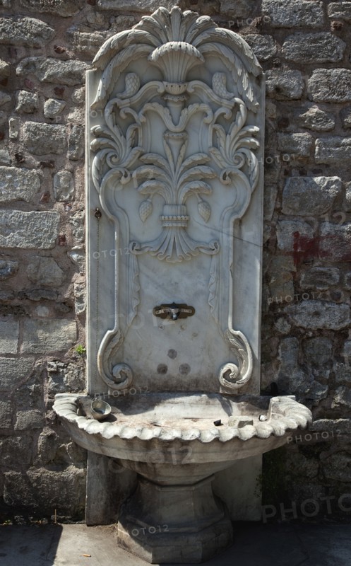 Turkey, Istanbul, Sultanahmet drinking water fountain at the entrance to Topkapi Palace Gardens. 
Photo : Stephen Rafferty