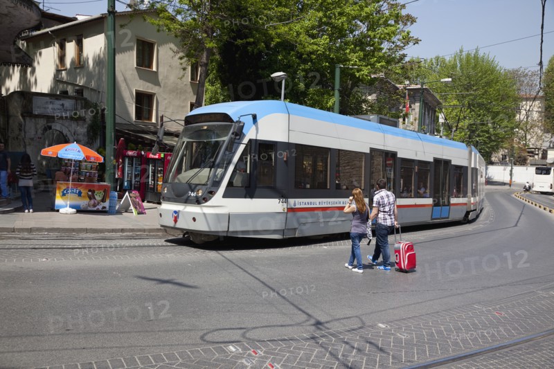 Turkey, Istanbul, Sultanahmet modern electric tram. 
Photo : Stephen Rafferty