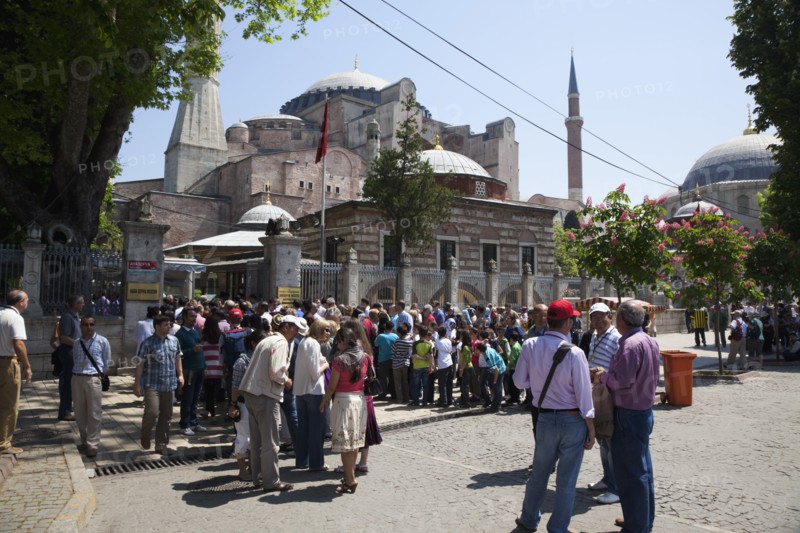 Turkey, Istanbul, Sultanahmet Ayasofya Muzesi tourists queued at the entrance to the Hagia Sofia Museum. 
Photo : Stephen Rafferty