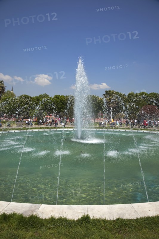 Turkey, Istanbul, Sultanahmet Fountain in the park between the Hagia Sofia and the Blue Mosque. 
Photo : Stephen Rafferty