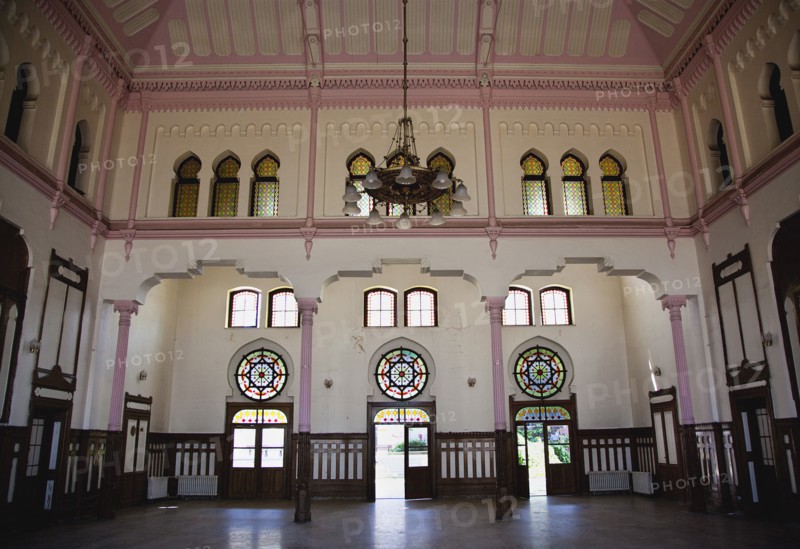 Turkey, Istanbul, Sirkeci Gar railway station waiting room interior. 
Photo : Stephen Rafferty