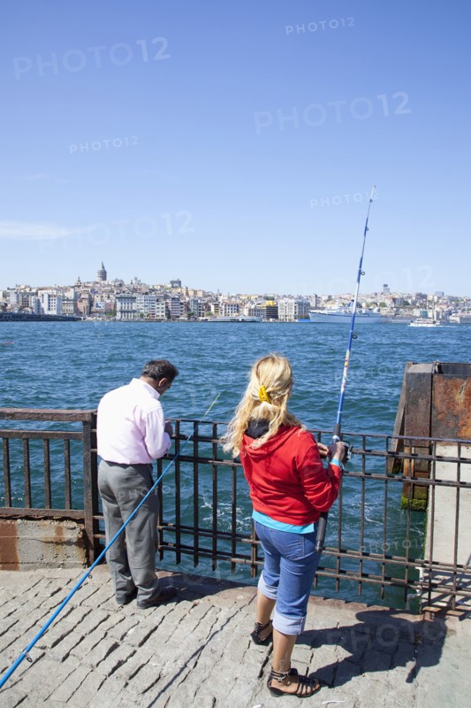 Turkey, Istanbul, Eminonu people fishing in the Bosphorus from the quayside. 
Photo : Stephen Rafferty