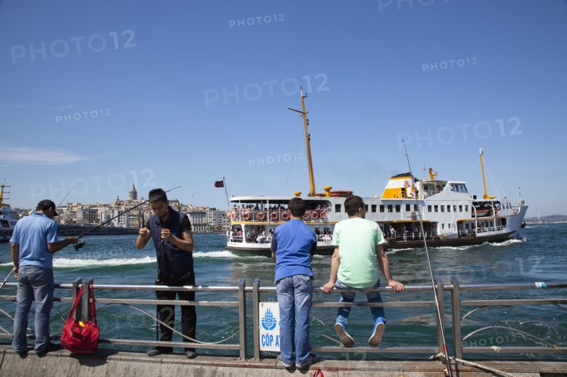 Turkey, Istanbul, Eminonu people fishing the Bosphorus sea from the quayside. 
Photo : Stephen Rafferty