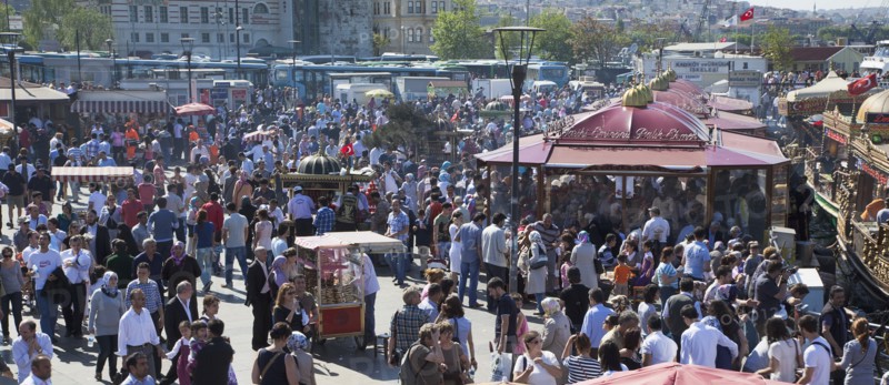 Turkey, Istanbul, Eminonu busy square with food stall on the Golden Horn next to Galata Bridge. 
Photo : Stephen Rafferty