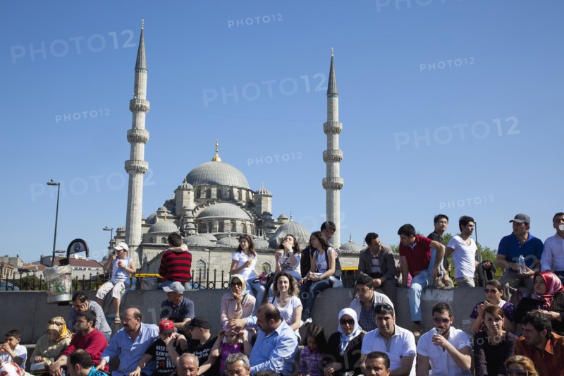 Turkey, Istanbul, Eminonu Yeni Camii New Mosque people on sat on steps next to the subway. Stephen Rafferty. 
Photo : Stephen Rafferty
