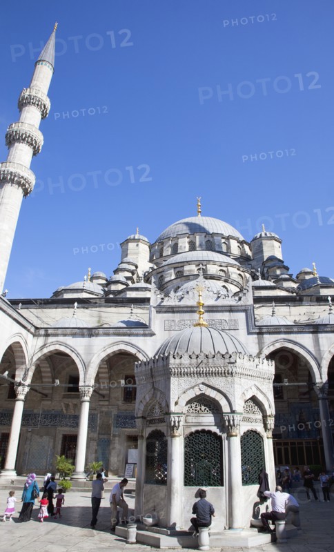 Turkey, Istanbul, Eminonu Yeni Camii New Mosque worshippers washing feet in courtyard. 
Photo : Stephen Rafferty