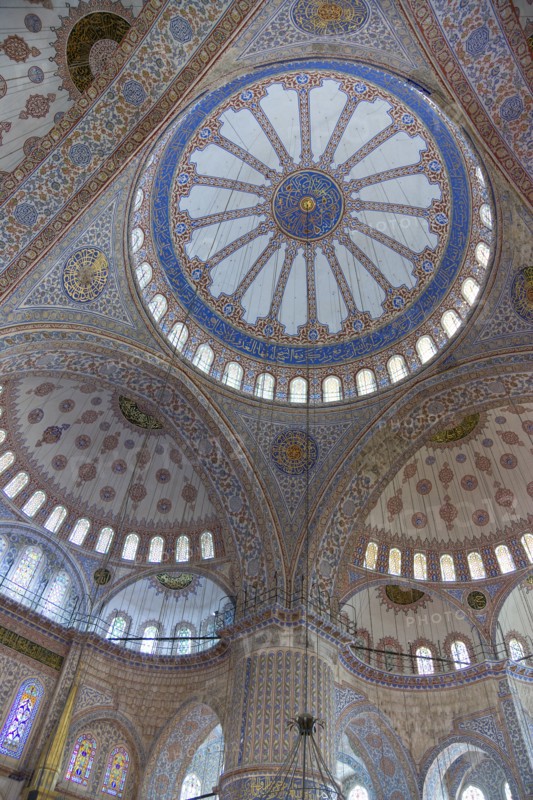Turkey, Istanbul, Sultanahmet Camii The Blue Mosque interior with decorated painted domes. 
Photo : Paul Seheult