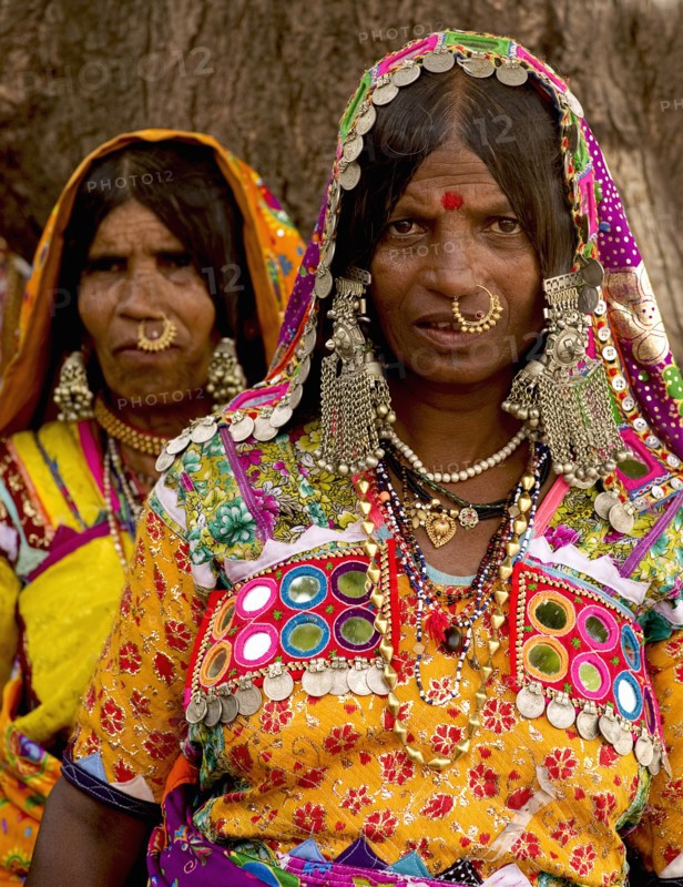 PORTRAIT OF A LAMBANI GYPSY TRIBAL WOMEN WITH TRADITIONAL TRIBAL JEWELRY AND COSTUME, INDIA. (MR)