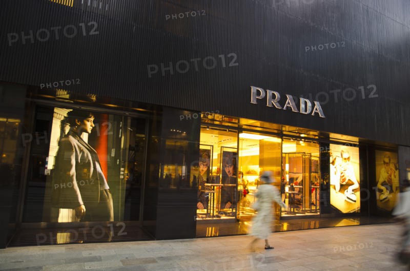 Japan, Honshu, Tokyo, Ginza shopper walking by the Prada store on Chou-dori Avenue. 
Photo : Jon Burbank