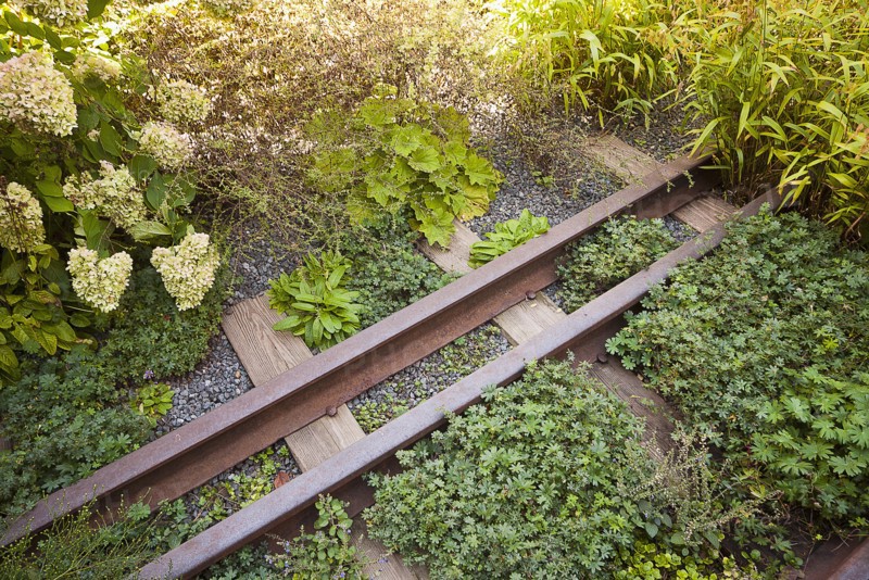 USA, New York, Manhattan, West Side High Line a section of the original rail line preserved on the a public park built on an historic freight rail line elevated above the streets. 
Photo : Jon Burbank