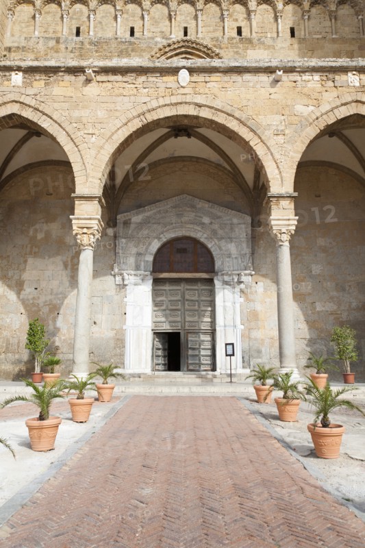 Italy, Sicily, Cefalu, Piazza Duomo Cathedral. 
Photo : Mel Longhurst