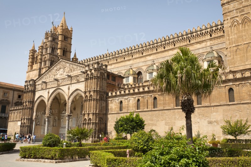 Italy, Sicily, Palermo, Cathedral facade with view of entrance portico and garden. 
Photo : Mel Longhurst