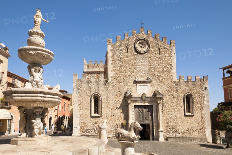 Italy, Sicily, Taormina, Piazza Del Duomo and Corso Umberto Cathedral of San Nicolo and baroque fountain. 
Photo : Mel Longhurst