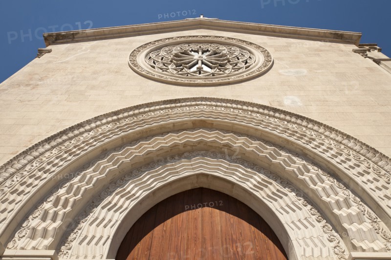 Italy, Sicily, Taormina, Piazza Duomo Castelmola Cathedral. 
Photo : Mel Longhurst