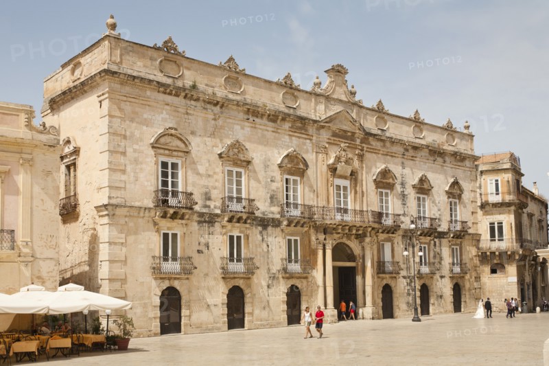 Italy, Sicily, Syracuse, Ortygia Piazza Duomo Palazzo Beneventano Del Bosco. 
Photo : Mel Longhurst