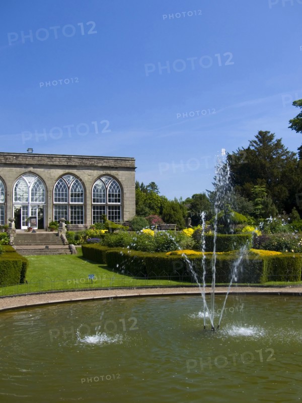 England, Warwickshire, Wawick Castle, Fountain and Conservatory in the Peacock garden. 
Photo : Chris Penn