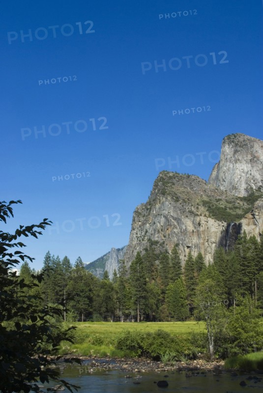 USA, California, Yosemite, View of mountains from Merced River. 
Photo : Chris Penn