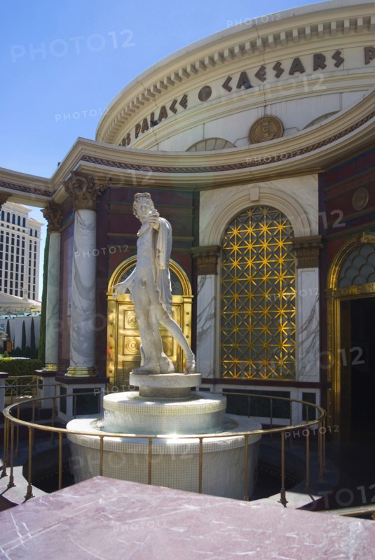 USA, Nevada, Las Vegas, Entrance to Caesars Palace. 
Photo : Chris Penn
