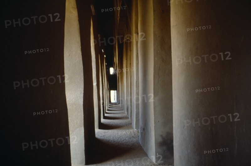 Mali, Djenne, Mosque interior view along narrow colonnaded passageway. Photo : Jonathan Hope