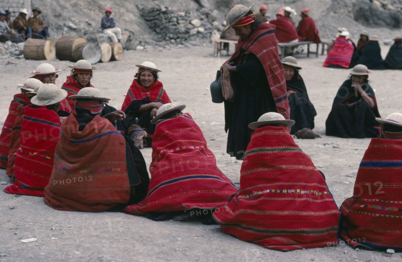 Bolivia, La Paz, Amarete, Fiesta de San Felipe held on May 1st. Group of women wearing red woven shawls seated in circle. Photo : Eric Lawrie