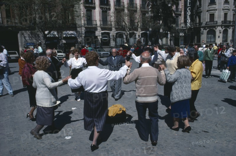 Spain, Catalonia, Barcelona, People dancing the Sardana in front of the Cathedral. Photo : John Hatt