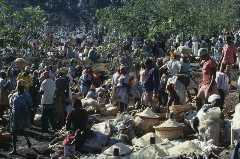 Haiti, Markets, Busy market scene. Photo : Sarah Errington