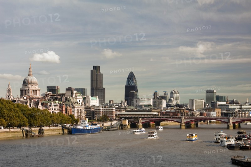 England, London, Skyline with view across the Thames towards Blackfriars Bridge from left to right St Pauls Cathedral Tower 42 and Swiss Re Tower. Boats on the water in the foreground. Photo : Derek Cattani