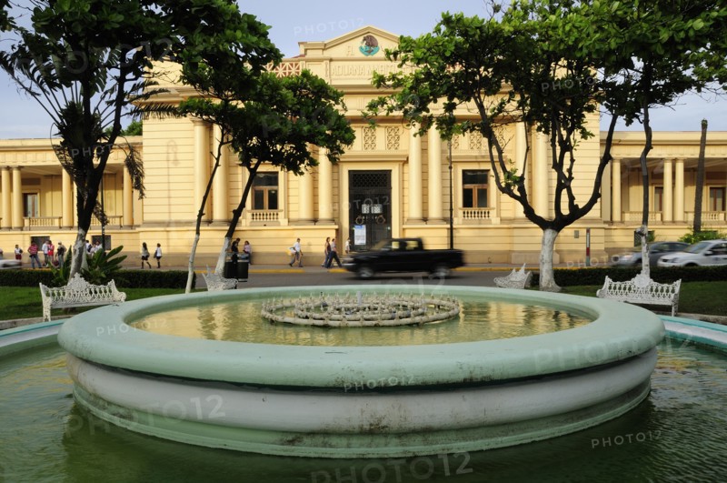 Mexico, Veracruz, Circular fountain in foreground of the Customs House. Photo : Nick Bonetti