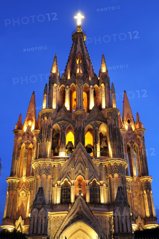 Mexico, Bajio, San Miguel de Allende, La Parroquia church neo-gothic exterior illuminated at night. Photo : Nick Bonetti