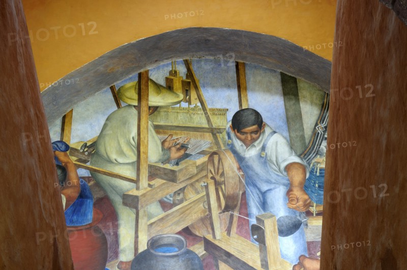Mexico, Bajio, San Miguel de Allende, Bellas Artes 1940 mural by Pedro Martinez depicting textile making. Photo : Nick Bonetti