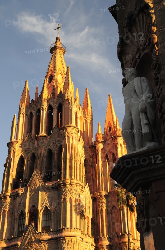 Mexico, Bajio, San Miguel de Allende, La Parroquia de San Miguel Arcangel neo-gothic exterior with statue of Ignacio Allende in foreground. Photo : Nick Bonetti