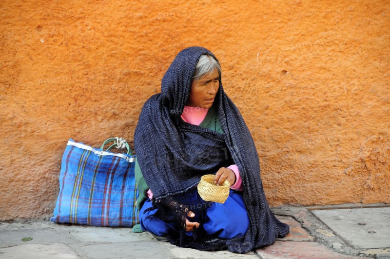 Mexico, Bajio, San Miguel de Allende, Woman begging on street corner. Photo : Nick Bonetti