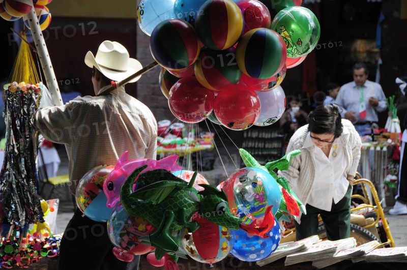 Mexico, Bajio, San Miguel de Allende, Balloon seller in El Jardin town square. Photo : Nick Bonetti