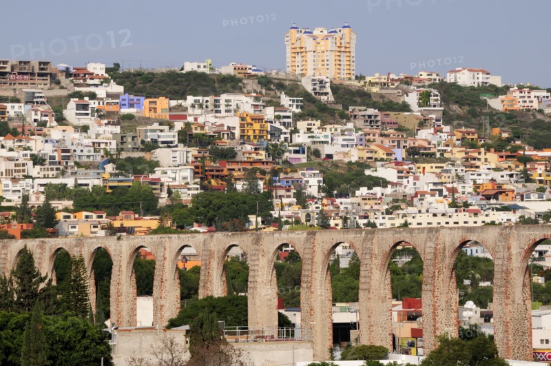 Mexico, Bajio, Queretaro, City view with aquaduct from mirador. Photo : Nick Bonetti