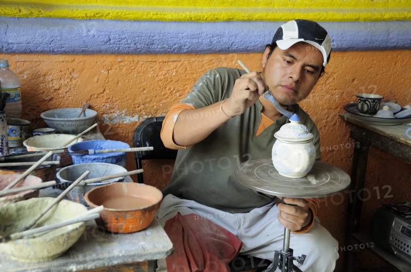 Mexico, Puebla, Talavera ceramic artist at Armando Gallery. Photo : Nick Bonetti