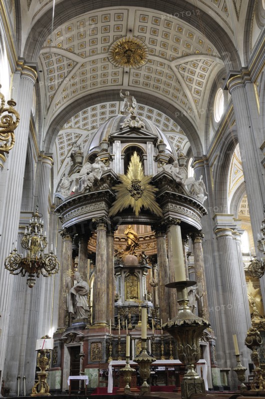 Mexico, Puebla, High altar of the Cathedral. Photo : Nick Bonetti
