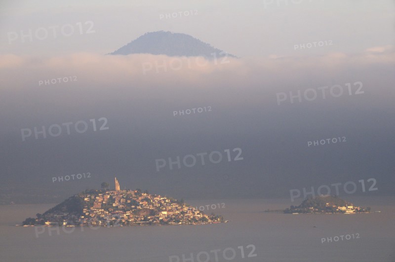 Mexico, Michoacan, Patzcuaro, Early morning misty view of Lago Patzcuaro with Isla Janitzio. Photo : Nick Bonetti
