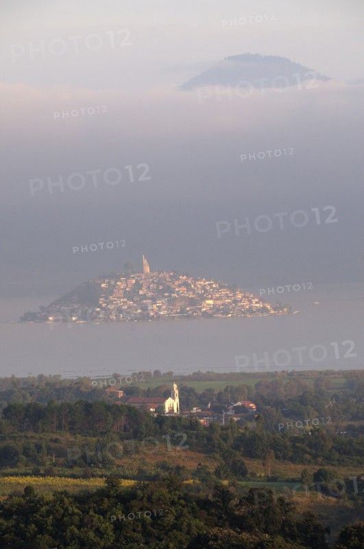 Mexico, Michoacan, Patzcuaro, Early morning misty view of Lago Patzcuaro with Isla Janitzio. Photo : Nick Bonetti