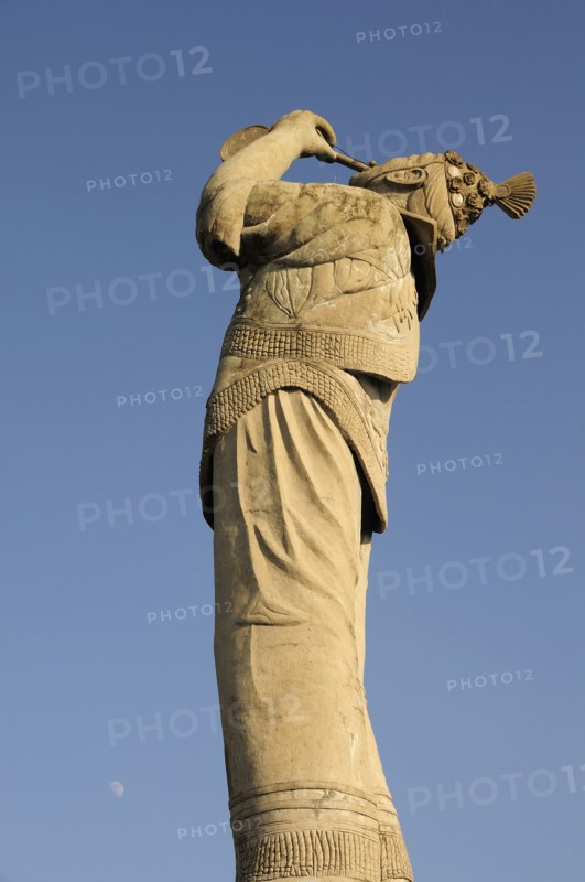 Mexico, Veracruz, Papantla, Statue of Volador de Papantla dancer. Photo : Nick Bonetti