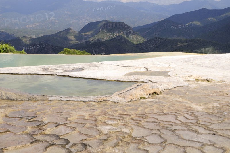 Mexico, Oaxaca, Hierve el Agua, Mountainous landscape with limestone pools in the foreground. Photo : Nick Bonetti